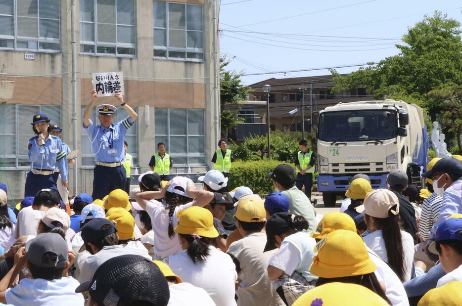 愛知県警中村署が名古屋市立諏訪小で開いた、事故が起きる仕組みを理解してもらう教室＝5日午前