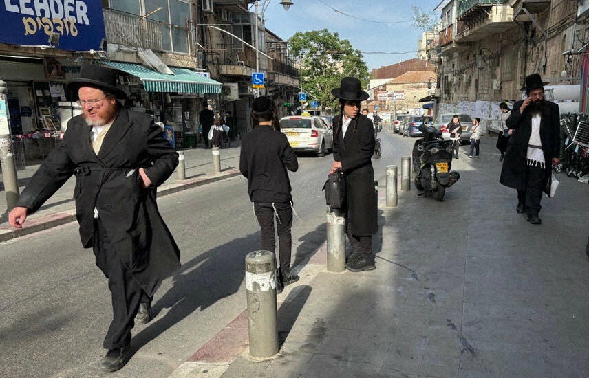 黒いスーツや帽子を身にまとう超正統派のユダヤ教徒＝エルサレムのメア・シェアリーム地区で5月22日、松岡大地撮影
