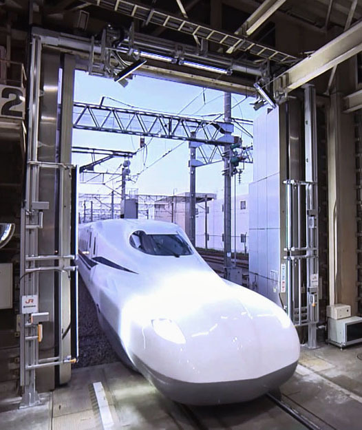 東海道新幹線の車両の外観を自動で検査するシステム＝東京都品川区の大井車両基地（JR東海提供）