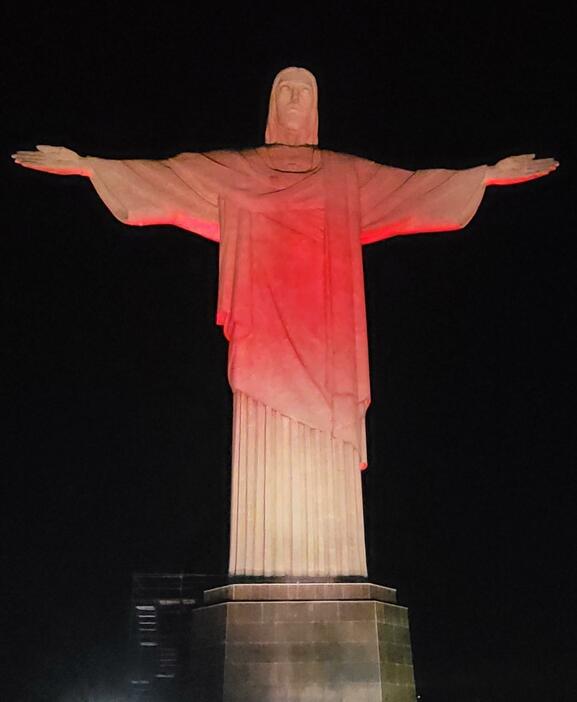 日本国旗色に照らされたリオデジャネイロのコルコバードの丘キリスト像（提供在リオデジャネイロ総領事館）