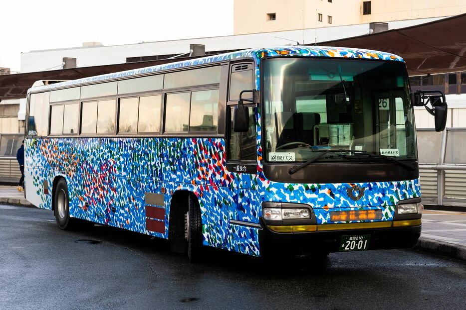 契約作家・工藤みどりさんのアートでラッピングされた岩手県北バスの路線バス