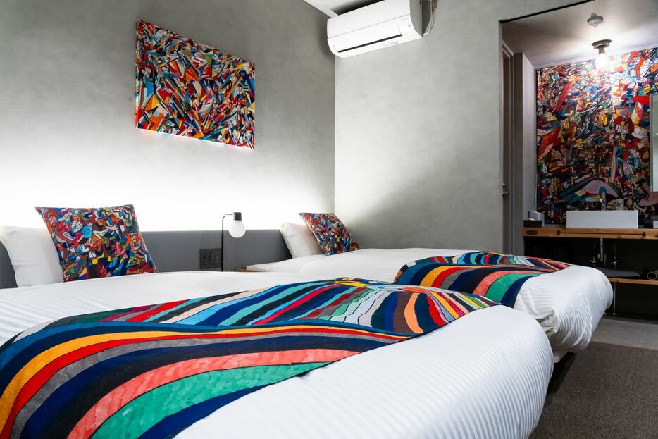 盛岡市内のHOTEL MAZARIUMのアートルーム。全38室のうち8室がヘラルボニーの契約作家の作品で彩られる。アートルームの宿泊費のうち1泊500円がアーティストに支払われる