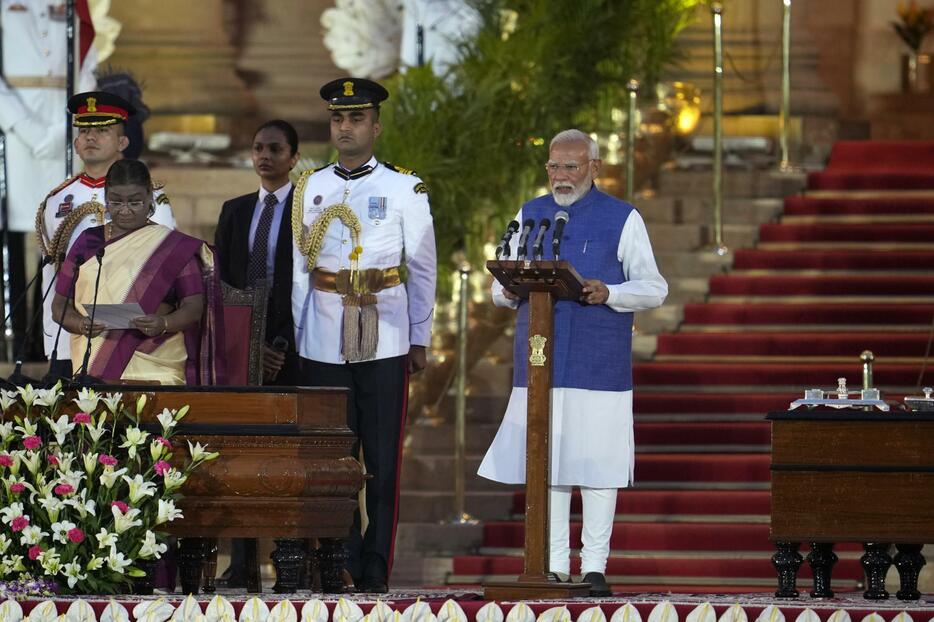 9日、3期目の就任の宣誓をするインドのモディ首相（右）＝ニューデリーの大統領官邸（AP＝共同）