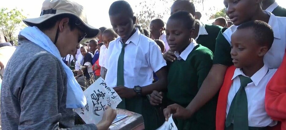 タンザニアのセカンダリースクールの生徒たちと交流。タンザニア研修への希望者は、昨年は10人、今年は11人と年々増えている（写真：足立学園中学校・高等学校提供）