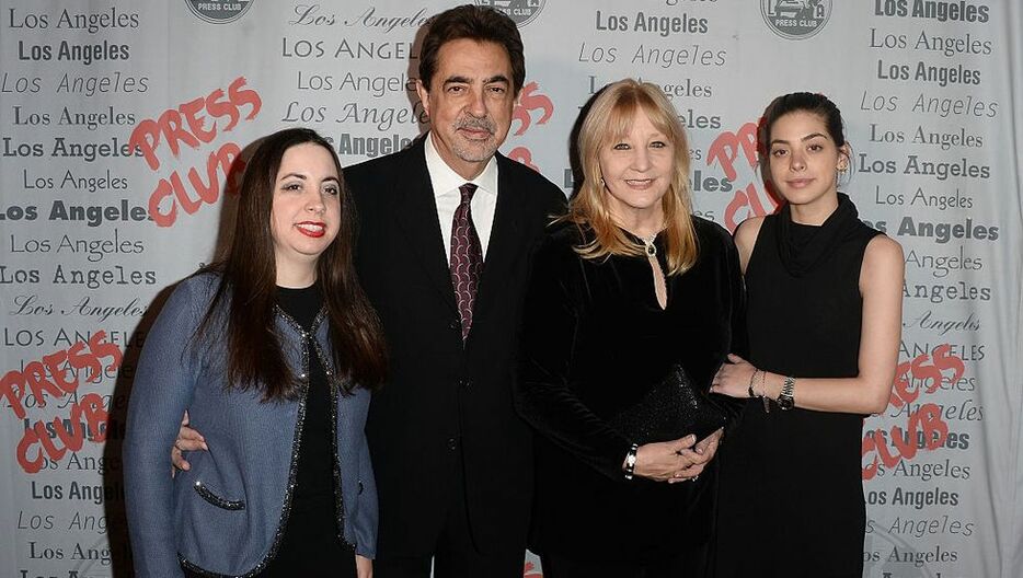 2015年に撮影されたジョーとアーリーン、娘のミアとジーナ。