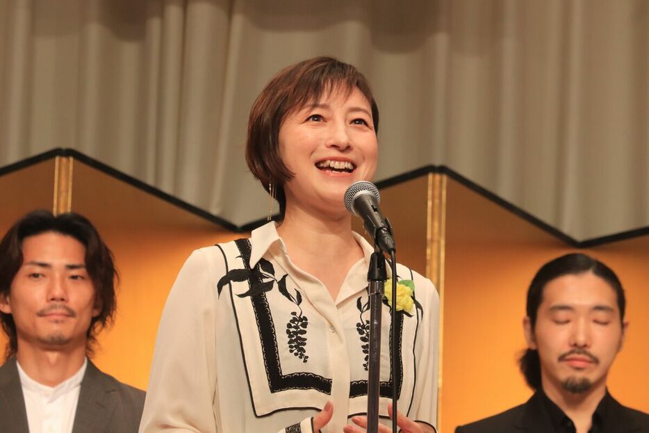 向田邦子賞の贈賞式で笑顔を見せる広末涼子
