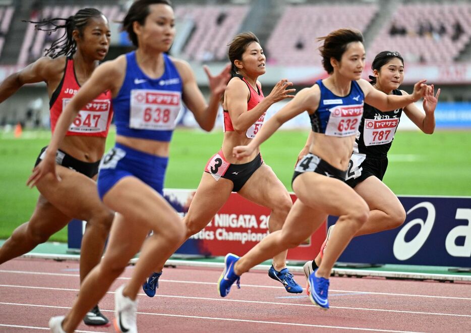 女子100メートル準決勝で力走する児玉芽生（中央）（撮影・中村太一）