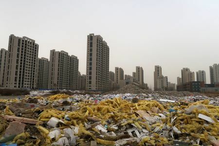 　６月１８日、中国が先月発表した一連の不動産対策は、大都市で効果が出ているものの、中小都市は依然として販売不振にあえいでいるようだ。写真は河北省タク州市の住宅前に残されたがれき。２０２１年撮影（２０２４年　ロイター/Lusha Zhang）