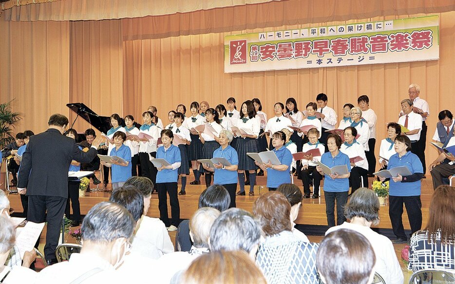 平和への願いを込めて歌う混声合唱団のメンバー