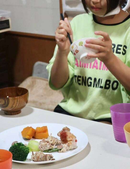 「子ども食堂よこすかなかながや」で晩ご飯を食べる子供＝２５日、神奈川県横須賀市（王美慧撮影）