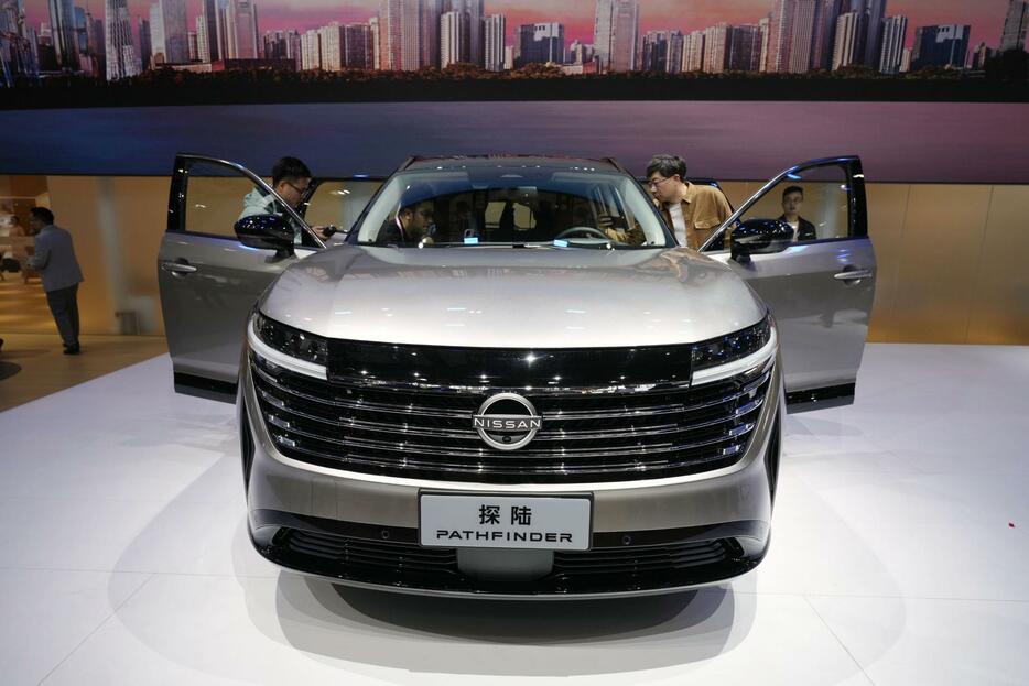 広州国際モーターショーで日産の現地合弁会社が発表した、ガソリン車のSUV「パスファインダー」の新型車＝2023年11月、中国広東省広州市（共同）
