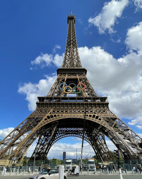 五輪のマークが取り付けられたパリのランドマーク、エッフェル塔＝６月
