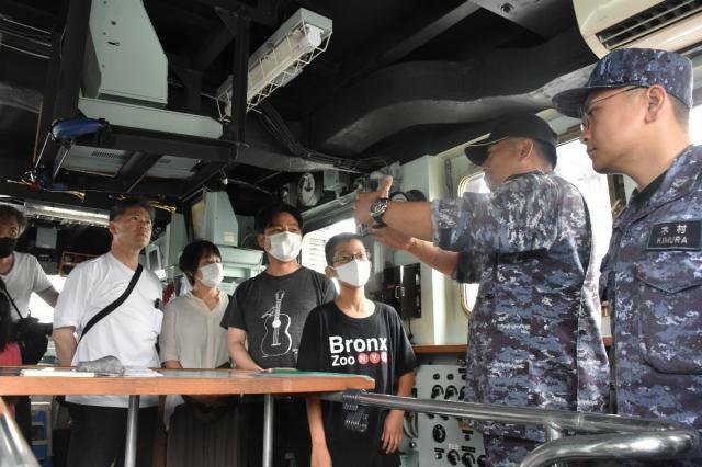 海自の掃海艇「あおしま」が一般公開され、艇内の様子を見学する市民ら＝１５日午後、宮崎市・宮崎港