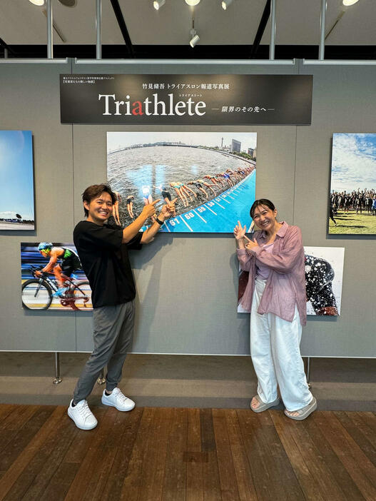 トライアスロン報道写真展「Triathleteトライアスリート－限界のその先へ－」左は写真家の竹見脩吾さん