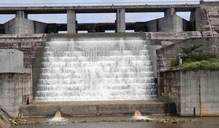 幅３０メートルの洪水吐きから流れ出るダム水＝２０日、金武町金武の金武ダム