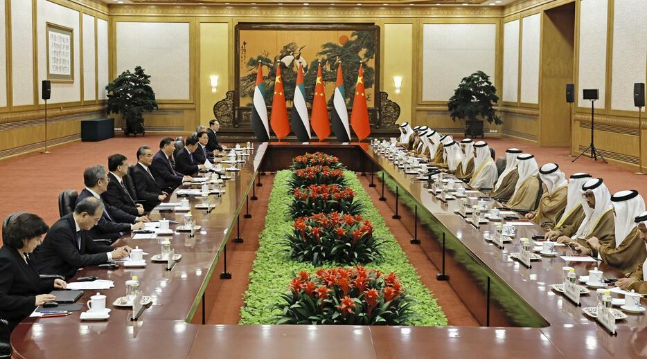 UAEのムハンマド大統領ら（右側）と会談する中国の習近平国家主席（左手前から6人目）＝5月30日、北京の人民大会堂（共同）