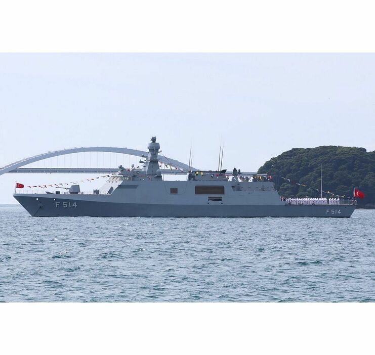 串本町を訪問しているトルコ軍艦「クナルアダ」（和歌山県串本町串本から撮影）