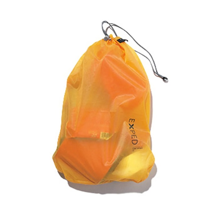 ポーチ類は基本的に、使いやすいサイズと好きなカラーをセレクト。ぎゅっと絞って荷物の隙間に入れられる袋タイプを長年愛用しています」