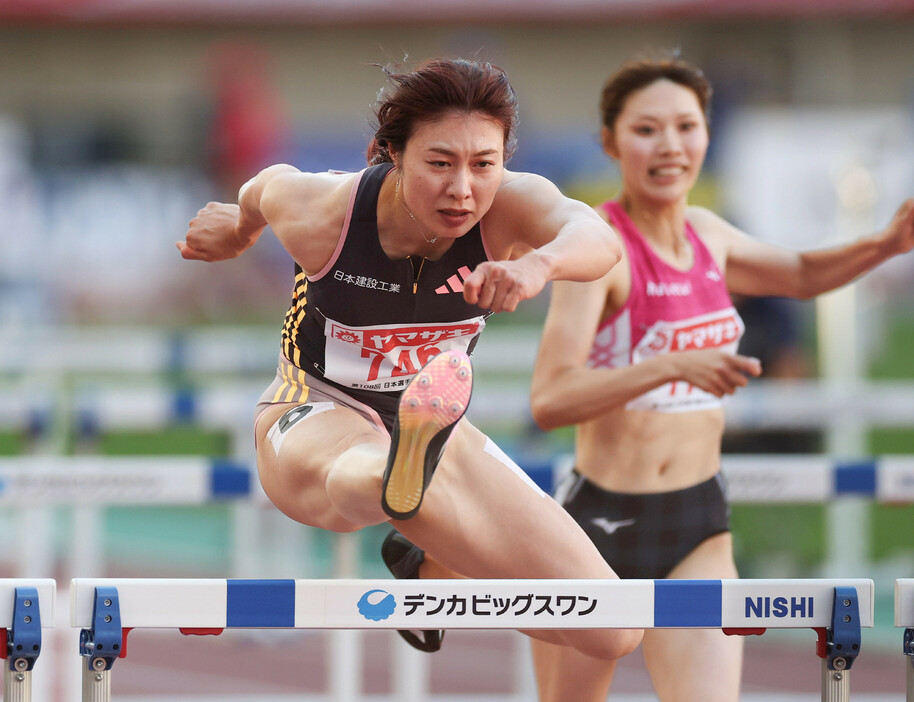 陸上の日本選手権第３日。女子１００メートル障害準決勝では福部真子が大会新記録の１２秒７５をマークし、五輪参加標準記録（１２秒７７）を突破した＝２９日、新潟・デンカビッグスワンスタジアム