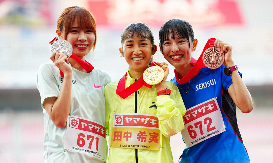 女子5000メートルの表彰式で笑顔を見せる1位田中（中央）、2位山本（左）、3位森（撮影・垰建太）