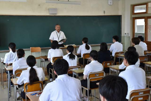県内公立学校教員の１次採用試験に臨む受験者たち＝１６日午前、宮崎市・宮崎大宮高
