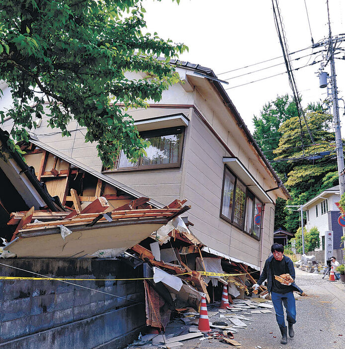 １階が押しつぶされた住宅（３日午前１１時）＝輪島市二ツ屋町