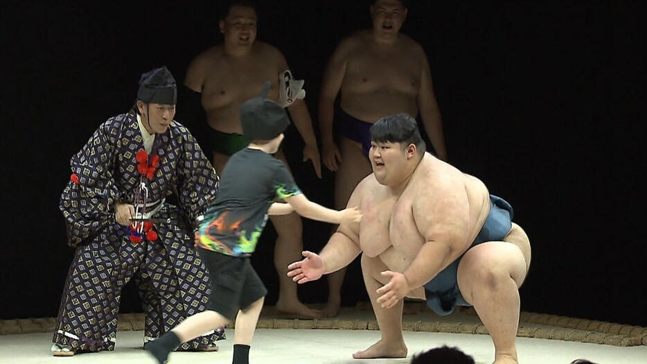 “相撲ショー”に出演する元力士