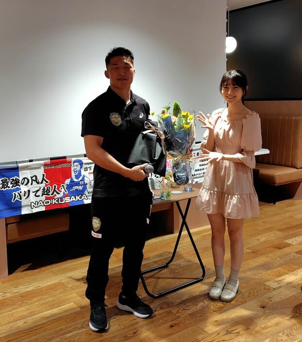 高松市出身の女優・大里菜桜（右）から花束を贈られる日下尚