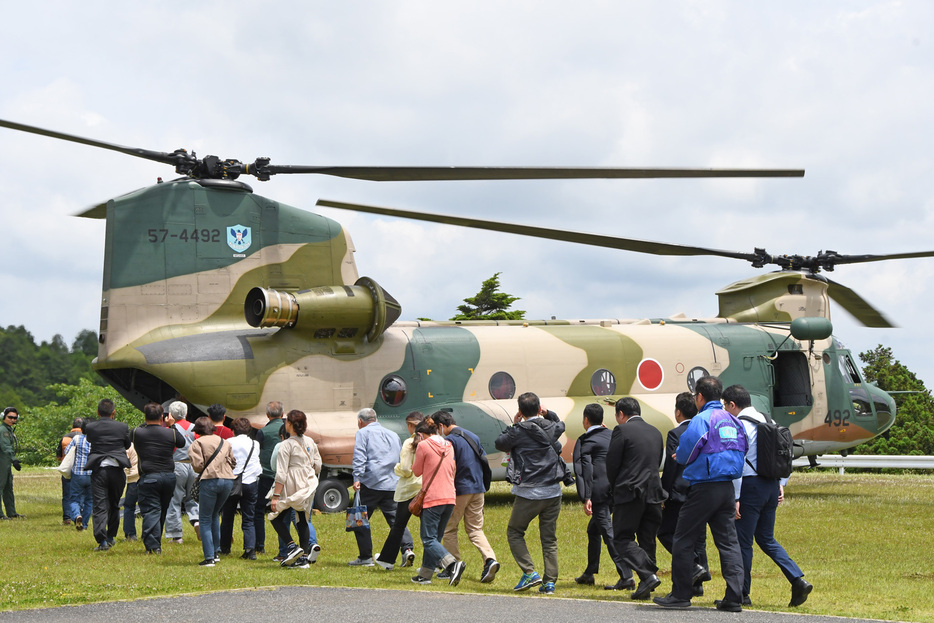 チヌークに乗り込む市民ら＝南房総