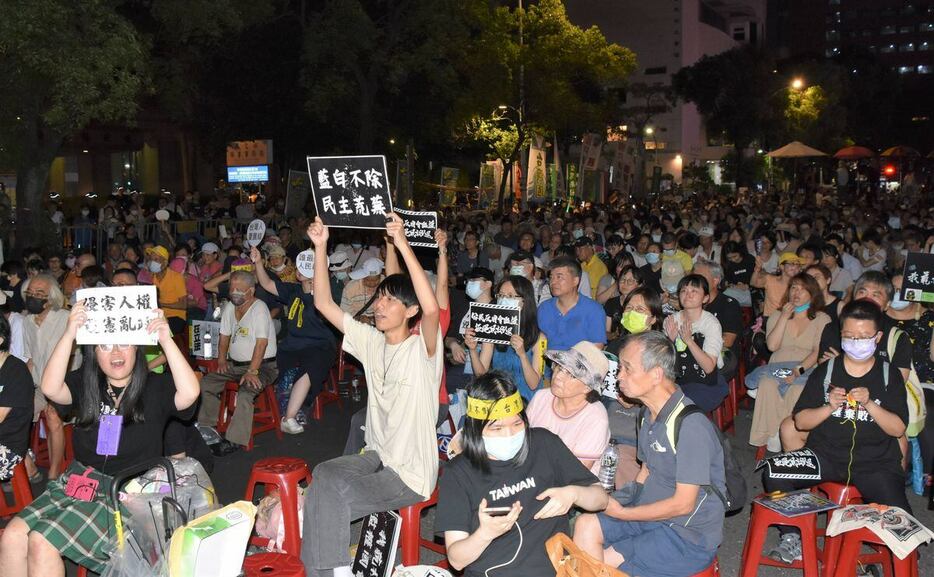 20日夜、台北市で、野党主導の立法院権限強化法案に反対するデモに参加した人たち（西見由章撮影）