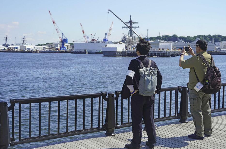 米海軍による警備艇訓練の状況を確認する防衛省職員＝4日午前、神奈川県横須賀市
