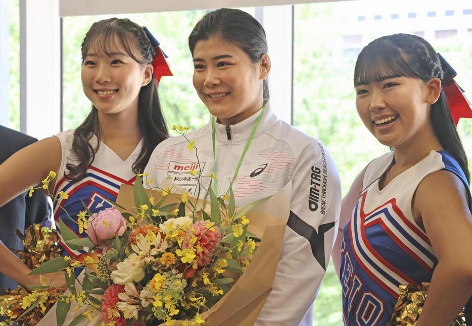 慶大の壮行会で笑顔の尾崎野乃香（中央）＝8日、東京都港区