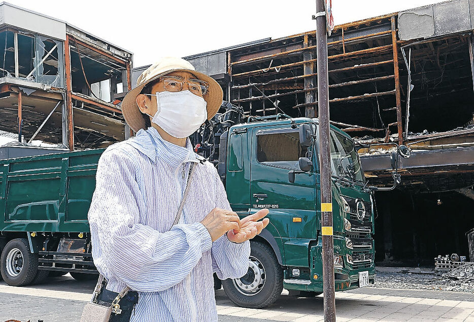 公費解体が始まり、朝市再建への意気込みを新たにする塚本さん＝輪島市河井町