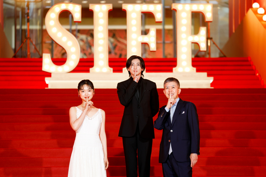 『上海国際映画祭』レッドカーペットに登壇した（左から）古川琴音、京本大我、河合勇人監督（C）2024「言えない秘密」製作委員会