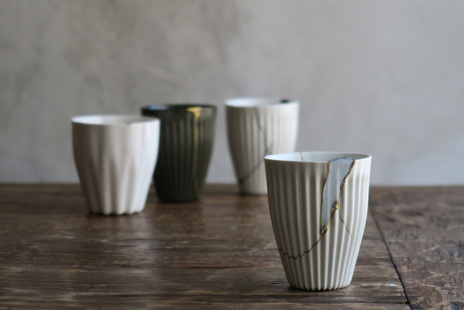 写真提供：monotsugi なくなってしまった破片をガラスで成形し組み合わせた、珍しい「呼び継ぎ」のカップ。ガラスと陶器を漆で継いでいるので、安心して飲食に使えます。