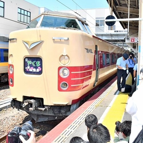 ＪＲ米子駅に到着した国鉄特急色の３８１系やくも＝鳥取県米子市弥生町、ＪＲ米子駅