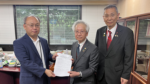 朝川局長（左）に要望書を手渡す平田委員長（中央）