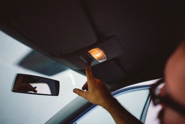 車の室内灯、夜間つけっぱなしで運転するのは道交法違反？