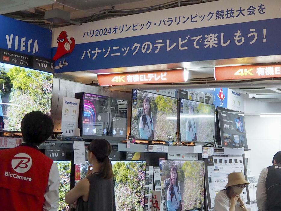 ビックカメラ有楽町店のテレビ売り場＝24日、東京都千代田区