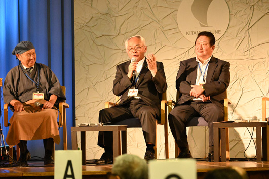 コンブの素晴らしさについて対談する奥井社長と小松町長、山﨑組合長（左から）