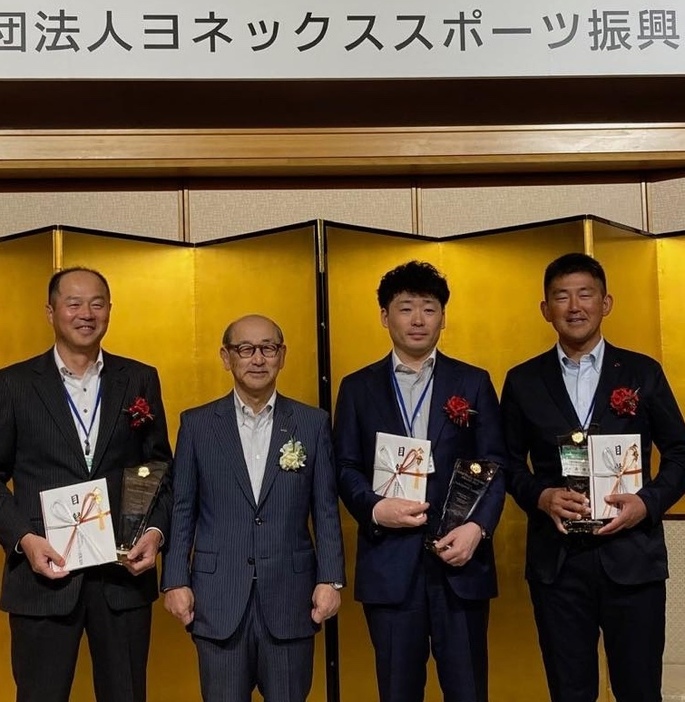 左から中堀成生氏、ヨネックススポーツ振興財団の米山勉理事長、竹光唯至氏、森博朗氏