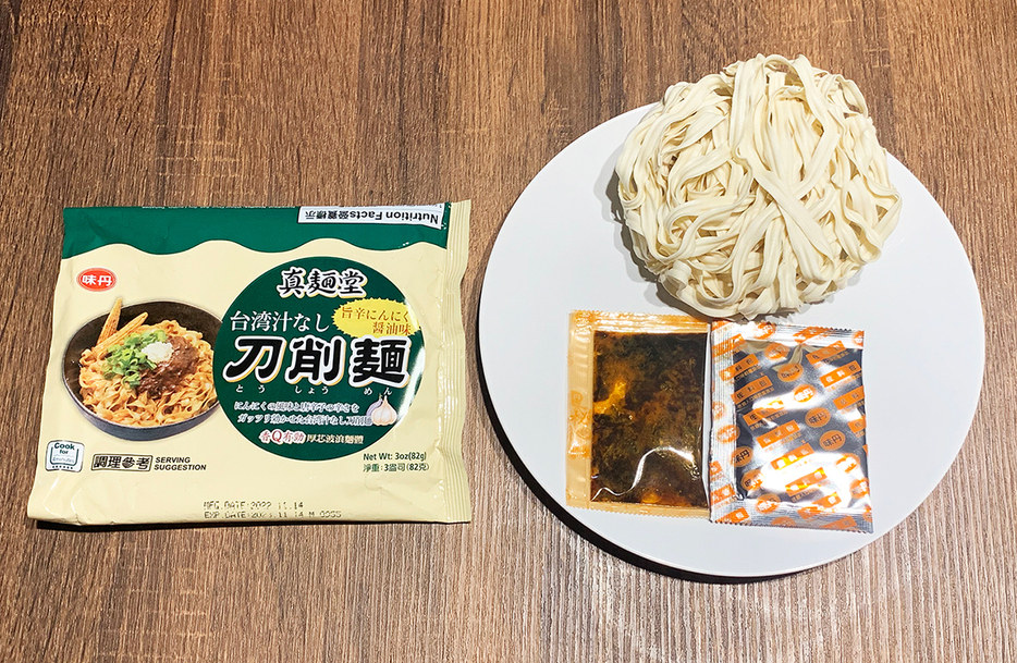 「真麺堂台湾刀削麺」のパッケージの中身