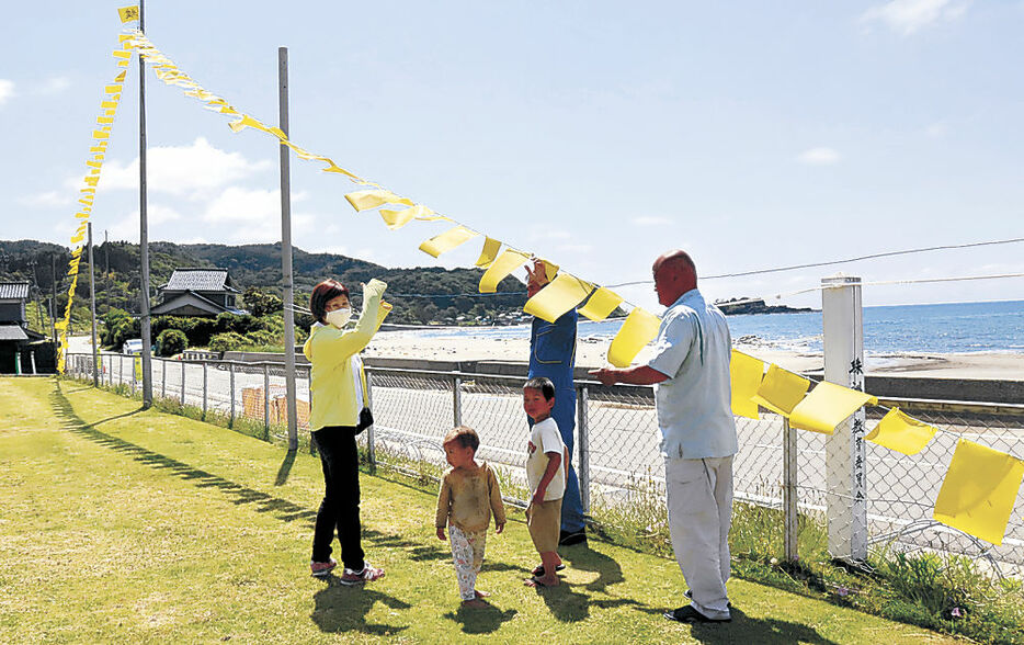 避難所施設に掲げられた黄色い布を見る住民＝珠洲市馬緤町の馬緤自然休養センター