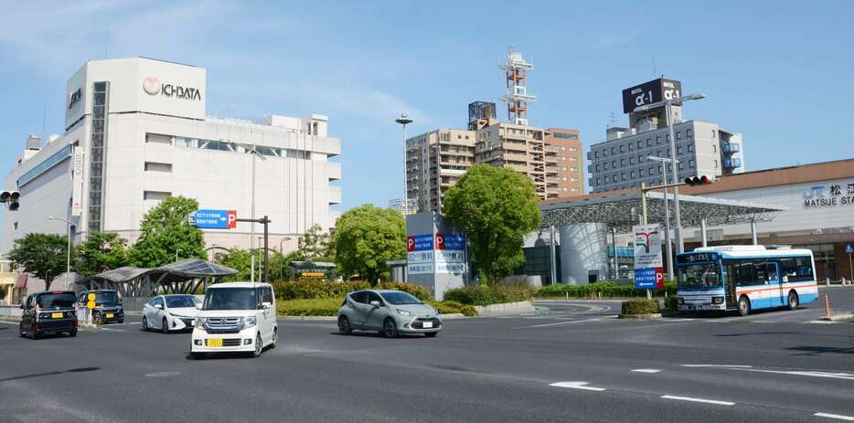 駅前通り沿いに残る一畑百貨店の建物。看板はそのまま残っている＝７日、松江市のＪＲ松江駅前