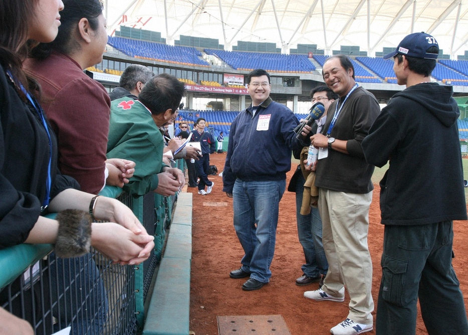 2007年のアジア野球選手権で、地元台湾メディアから取材を受ける西武・渡辺久信監督（右から２人目）