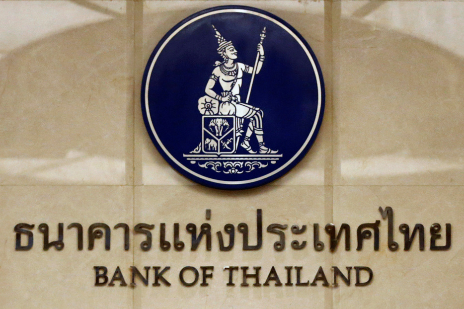 　６月２４日、タイの中央銀行のピティ・ディスヤタット総裁補は、地元メディアとのインタビューで、２．５％の現行政策金利は数多くのシナリオに対処できるとの考えを示し、政府の利下げ圧力を一蹴した。写真はタイ中銀のロゴ。バンコクで２０１６年８月撮影（２０２４　ロイター／Chaiwat Subprasom）