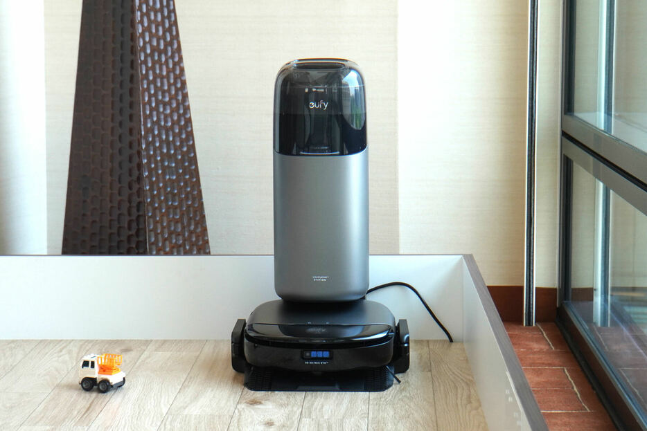 新製品のEufy Robot Vacuum Omni S1 Pro。従来のロボット掃除機にはなかった未来的なデザインの充電ステーション
