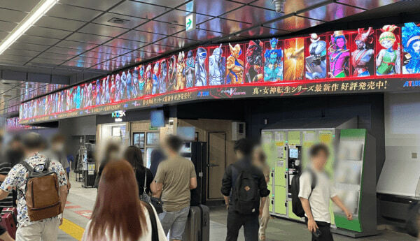 新宿ではJR新宿駅南口のコンコースにて、品川では改札外自由通路のサイネージをはじめ、中央改札口などで大型フラッグや多数のポスターなどに悪魔たちが降臨