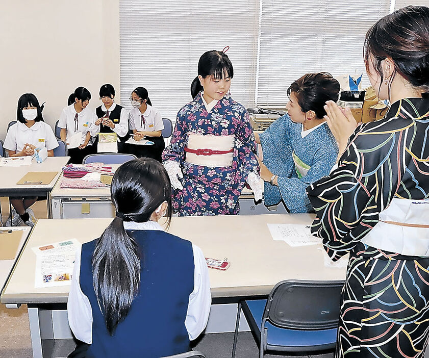 着物の着付けを体験する生徒＝上市中