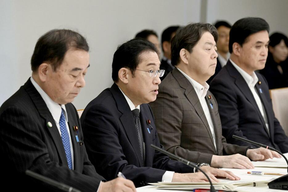 「食料安定供給・農林水産業基盤強化本部」の会合であいさつする岸田首相（左から2人目）＝12日午前、首相官邸